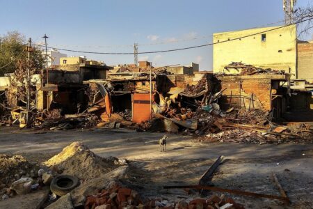 Burned shops in North East Delhi. Photo: Banswalhemant / Wikimedia Commons