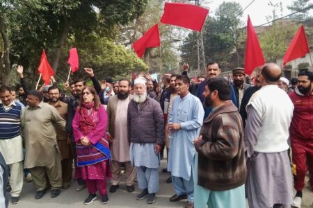 Railway Workers Union Workshop (RWUW) and Railway Workers Union Open Line (RWUOL) lead a march against privatization in Lahore, Pakistan last week. 
Photo: RWUW