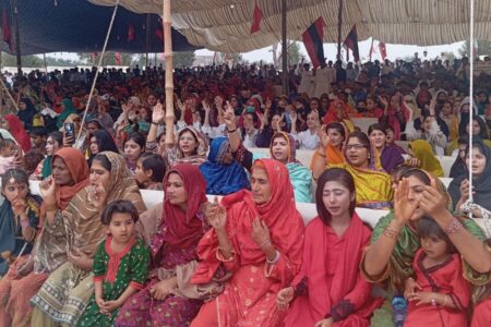 Peasants lead a mass conference in Bhit Shah to protest the construction of new canals for the Cholistan project.
Photo: HKP/X