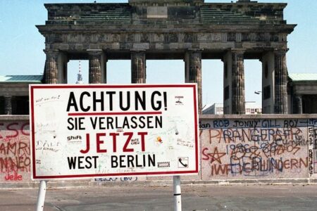 Berlin Wall Brandenburger Tor, 1989. Source: Wikimedia Commons