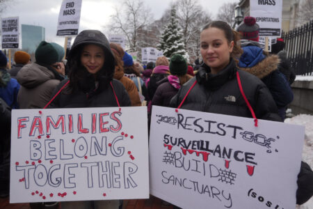 Manifestantes frente al edificio del gobierno de Massachusetts en Boston (Foto: Micah Fong)