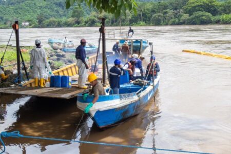 A team of workers on the oil-contaminated water in Esmeraldas. Photo: Petroecuador/X