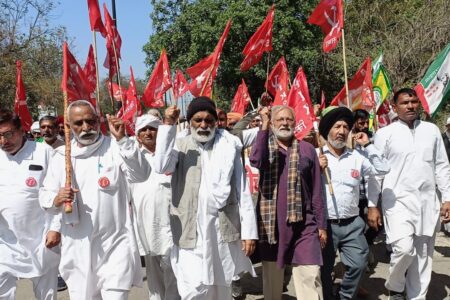 SKM held a strong protest at the Chief Minister's Camp Office, Kurukshetra. Farmers protested against the arrest and repression of farmer leaders by the Punjab government. Photo: CPI(M)