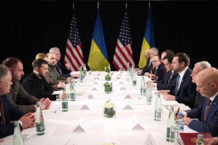 El vicepresidente estadounidense JD Vance se reúne con Volodymyr Zelenskyy el 14 de febrero. Semanas después intercambiaron encendidas palabras en el Despacho Oval. Foto: Volodymyr Zelenskyy / X
