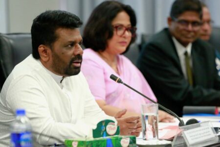 El presidente de Sri Lanka, Mahinda Rajapaksa, hablando con miembros del Parlamento. Foto: Parlamento de Sri Lanka
