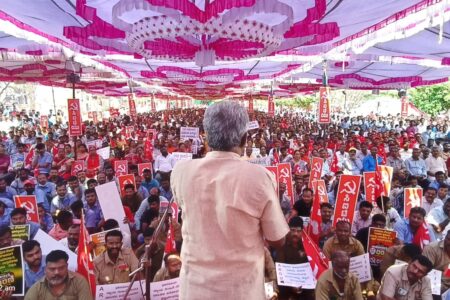 Tens of thousands of workers assembled in Freedom Park in Bengaluru to present a pro-people 37-point charter as an alternative to the state's pro-corporate policies. Photo: CITU