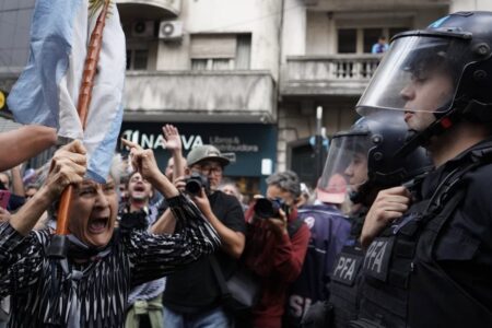 Interaction between a pensioner and a cop in Buenos Aires on March 12. Photo: Argentina Humana / X