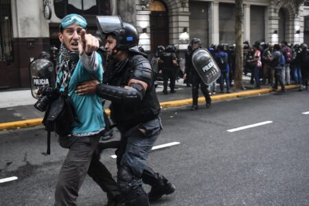 La policía de Buenos Aires se lleva a un periodista. Foto: SiPreBa