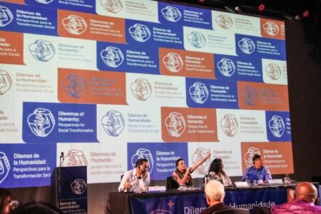 Panel featuring Cassia Bechara (Brazil), Monica Bruckmann (Perú/Brazil), Alonso Herrera, (México) y Márcio Pochmann (Brazil). Photo: Priscila Ramos