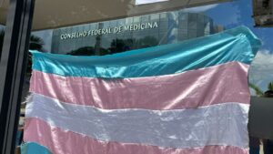 Protesters march against “transphobic” and “authoritarian” resolution of Brazil’s Council of Medicine (1)