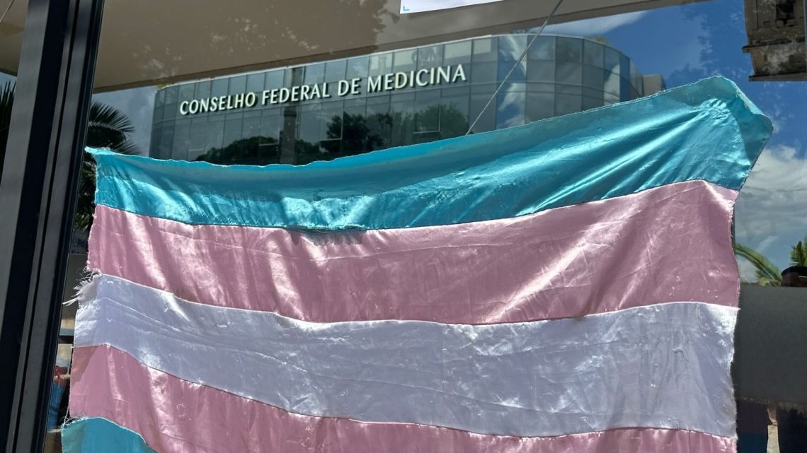 Protesters march against “transphobic” and “authoritarian” resolution of Brazil’s Council of Medicine (1)
