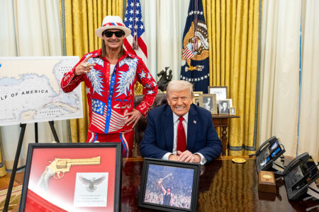 El presidente Trump y el cantante Kid Rock en el Despacho Oval frente a un mapa con la leyenda "Golfo de América". (Foto: La Casa Blanca)