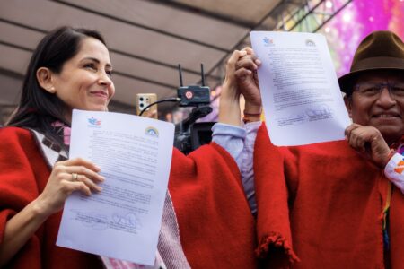 Luisa González signs an agreement with CONAIE and Pachakutik. Photo: Luisa González / X