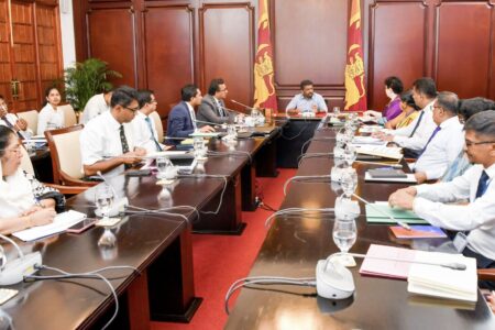 Funcionarios del Ministerio de Industria y Desarrollo Empresarial de Sri Lanka en una reunión. Foto: Anura Kumara Dissanayake.