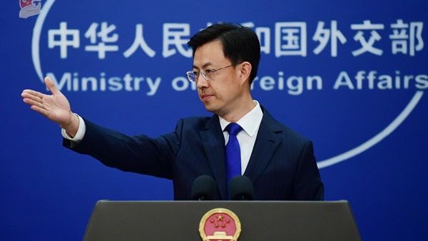 Guo Jiakun, porte-parole du ministère chinois des Affaires étrangères, debout devant un fond bleu du MAE