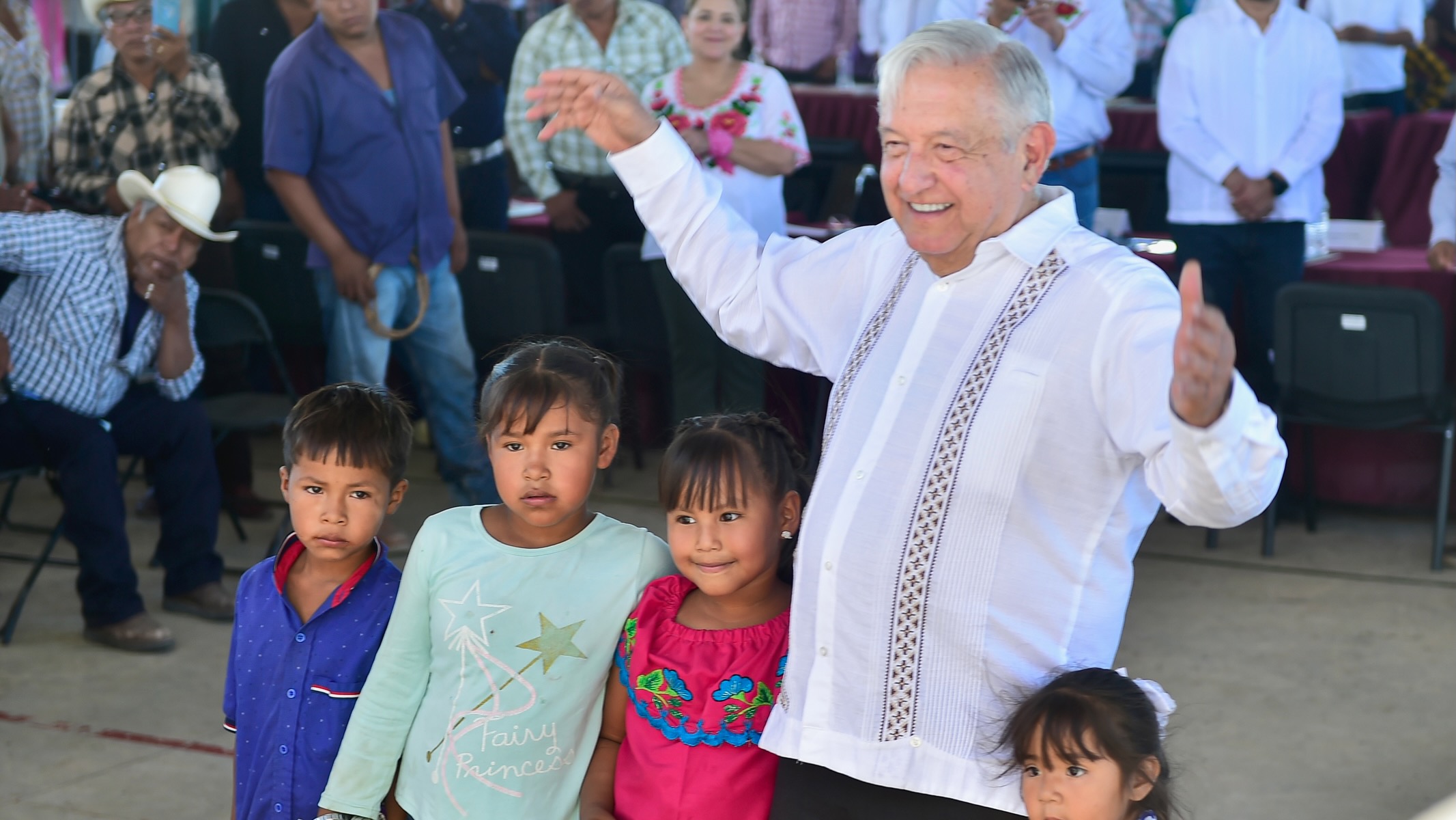 AMLO with children