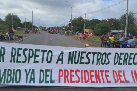 Indigenous resistance in Paraguay forces Peña's government to back down Banner demanding a change in president of INDI in Paraguay