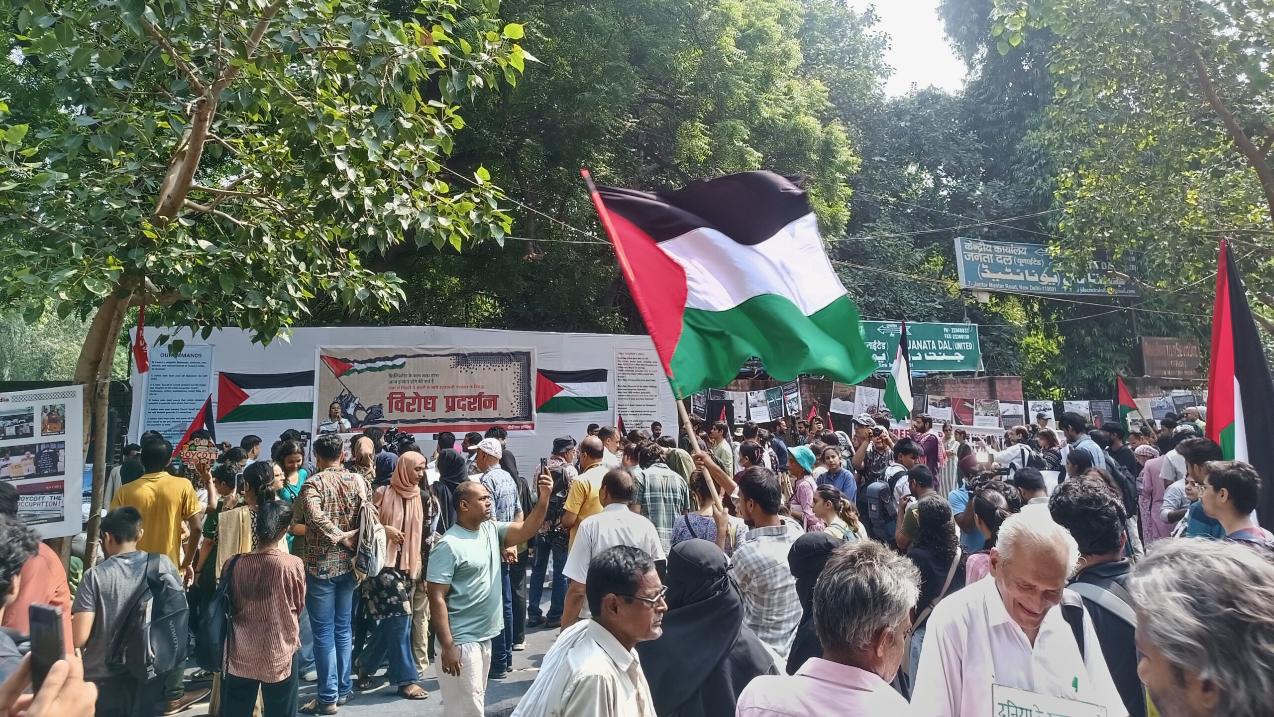 Indian protestors wave the Palestinian flag