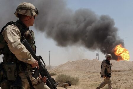 US-navy-in-Iraq Un soldado del ejército estadounidense observa un pozo petrolero en llamas en el campo petrolífero de Rumaila, en Irak, en abril de 2003.