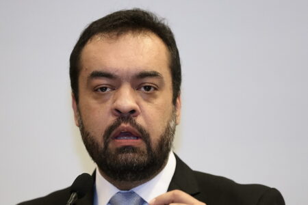 claudio castro far right rio Governor Cláudio Castro defended the police operation in Rio amid allegations of human rights violations and suspected summary executions (Photo: Palácio do Planalto)