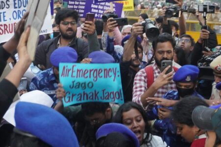 Delhi chokes as pollution rises to severe levels (1) Protest calls on BJP-led government to take action against air pollution and stop repressing students and protestors demanding clean air