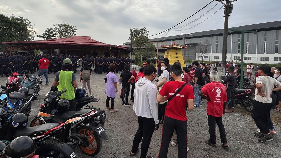 Protest outside the police station demands release of detained leaders and residents
