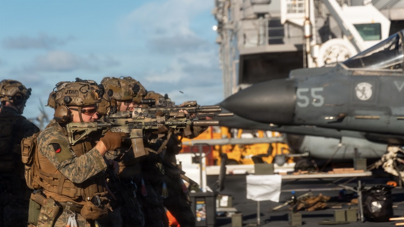 Marines estadounidenses realizando ejercicios a bordo del USS Iwo Jima como parte de la Operación Southern Spear del Comando Sur (SOUTHCOM) en el Mar Caribe.
