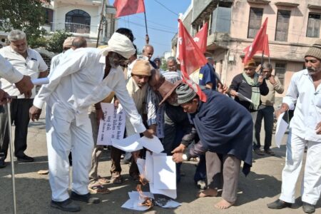 farmers burn copies of seed bill gujarat rajkot 2 Farmers organized with All India Kisan Sabha (AIKS) in Rajkot, Gujarat. Photo: AIKS