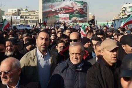 Iranian President Pezeshkian joins protests against US intervention (1) Iranian President Pezeshkian joins protests against US intervention