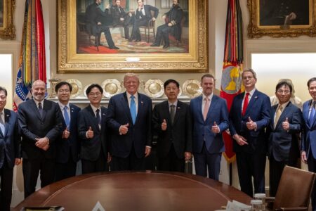 South Korean officials meet with Trump to secure USD 350 billion deal (1) South Korean officials meet with Trump to secure USD 350 billion deal
