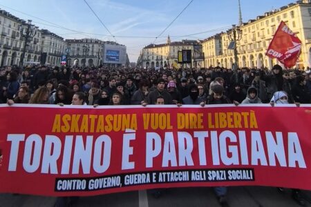Askatasuna Torino partigiana Protesters with the banner: "Askatasuna means freedom. Turin is partisan. Against the government, war, and attacks on social spaces." Source: Potere al Popolo/Facebook