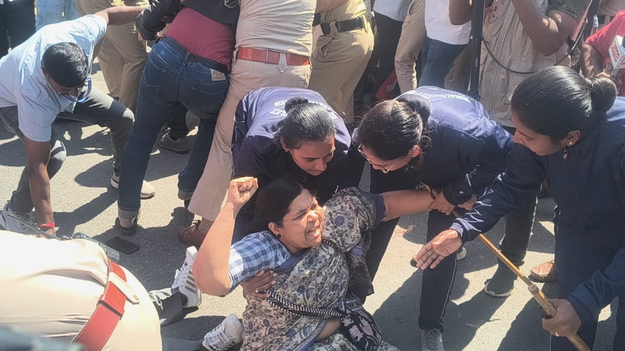 CITU Karnataka State secretary resisting arrest.