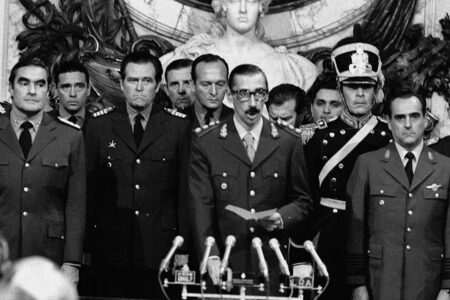 1280px-Jorge_Rafael_Videla_Oath Juramento de Jorge Rafael Videla como presidente de Argentina tras el golpe de Estado de 1976.