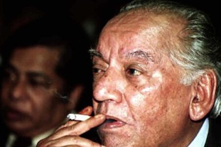 640px-Faiz,_London_1983 Faiz Ahmad Faiz smoking cigarette in London