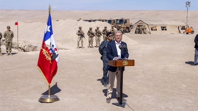Kast visits a militarized site near border