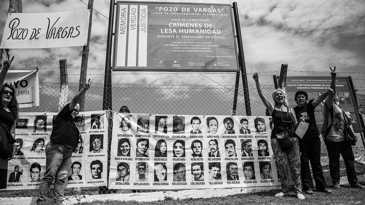 Organizaciones de derechos humanos realizan un acto de conmemoración en la fosa común de Vargas, en Tucumán, Argentina.