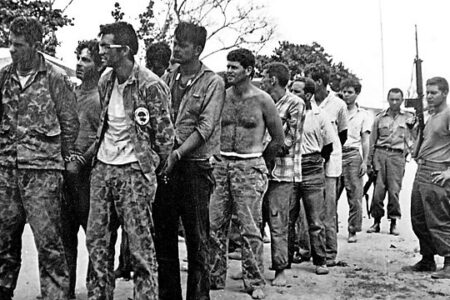 Brigadistas_capturados_na_Baía_dos_Porcos_1961 US forces handcuffed and in a line in Cuba