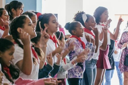 Cuban-youth Niños y niñas cantando en una escuela en La Habana