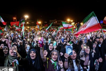 Night rally in Tehran in support of government (1) Protestors wave Iranian flags
