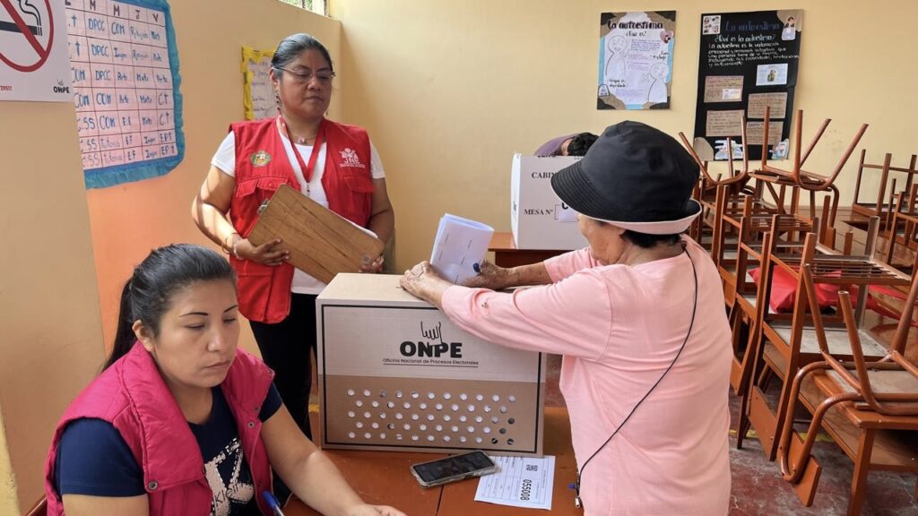 Voting Peruvian elections