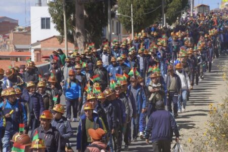 Bolivian workers marching 2 Bolivian workers marching in La Paz