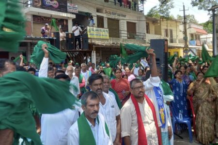 Kanartka farmers protest Farmers lead sit-in protest. Photo: Janashakti Media