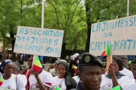 A thousand people gathered in Bamako this weekend to support the junta. Malian people hold pro-government signs