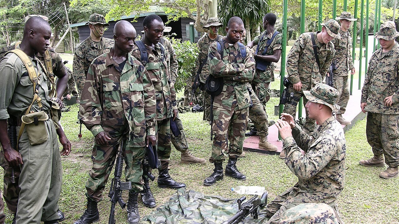 US soldiers speak to soldiers of the Ghana Army